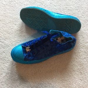 Miley Cyrus crushed blue velvet converse platform